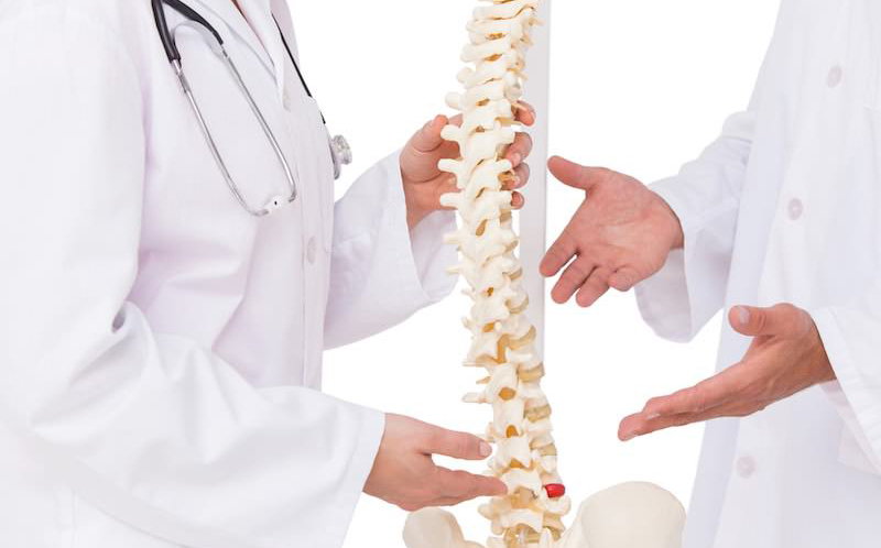 Sentado por períodos prolongados provoca alteração no alinhamento da coluna vertebral.